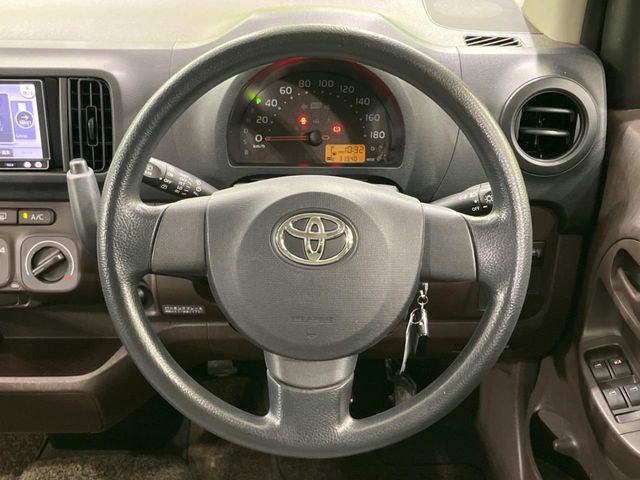 �C���e���A�ɍ��킹���f�U�C���̃X�e�A�����O�́A�^�]�������̂��Ƃ��l���A�^�]���₷���`��A�傫���ł��B�����x�A���ۂɐG���Ă��m���߂��������B