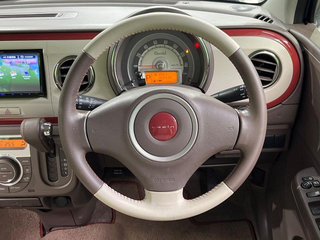 �C���e���A�ɍ��킹���f�U�C���̃X�e�A�����O�́A�^�]�������̂��Ƃ��l���A�^�]���₷���`��A�傫���ł��B�����x�A���ۂɐG���Ă��m���߂��������B
