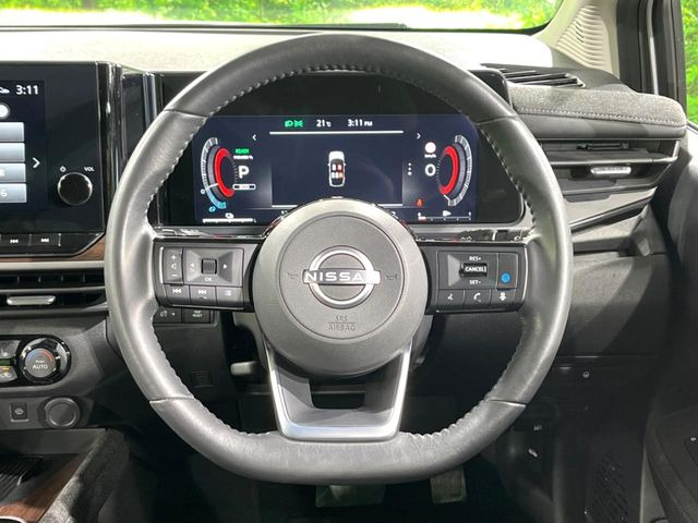 �C���e���A�ɍ��킹���f�U�C���̃X�e�A�����O�́A�^�]�������̂��Ƃ��l���A�^�]���₷���`��A�傫���ł��B�����x�A���ۂɐG���Ă��m���߂��������B