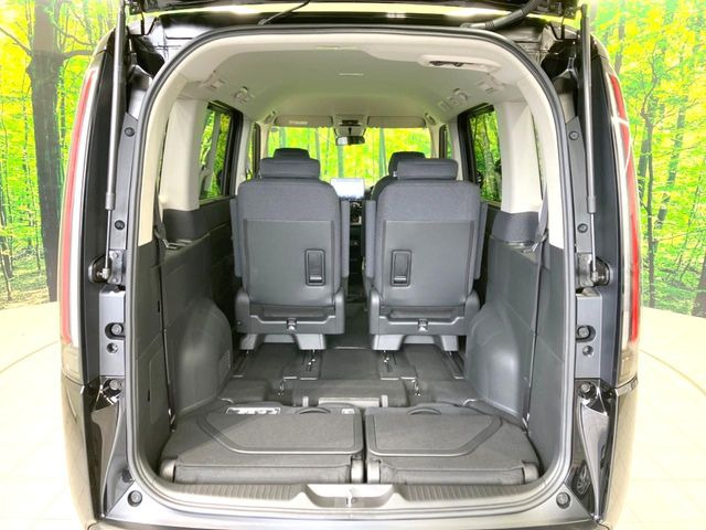 後席を格納すると、これだけの広さが!シーンに合わせたシートアレンジで、大きな荷物も積むことが出来ます♪