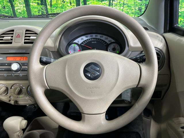 �C���e���A�ɍ��킹���f�U�C���̃X�e�A�����O�́A�^�]�������̂��Ƃ��l���A�^�]���₷���`��A�傫���ł��B�����x�A���ۂɐG���Ă��m���߂��������B