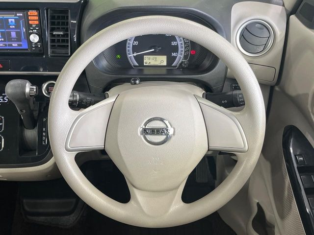 �C���e���A�ɍ��킹���f�U�C���̃X�e�A�����O�́A�^�]�������̂��Ƃ��l���A�^�]���₷���`��A�傫���ł��B�����x�A���ۂɐG���Ă��m���߂��������B