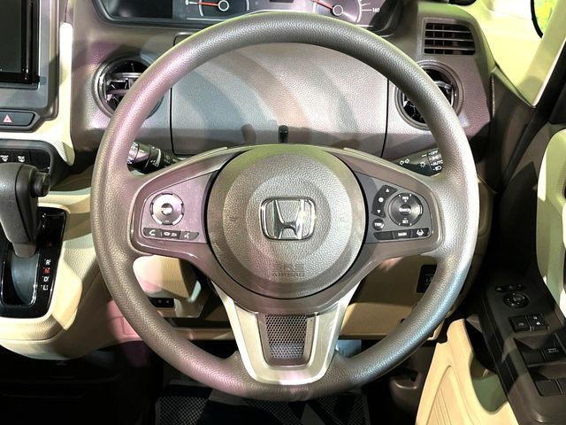 �C���e���A�ɍ��킹���f�U�C���̃X�e�A�����O�́A�^�]�������̂��Ƃ��l���A�^�]���₷���`��A�傫���ł��B�����x�A���ۂɐG���Ă��m���߂��������B