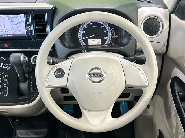 �C���e���A�ɍ��킹���f�U�C���̃X�e�A�����O�́A�^�]�������̂��Ƃ��l���A�^�]���₷���`��A�傫���ł��B�����x�A���ۂɐG���Ă��m���߂��������B