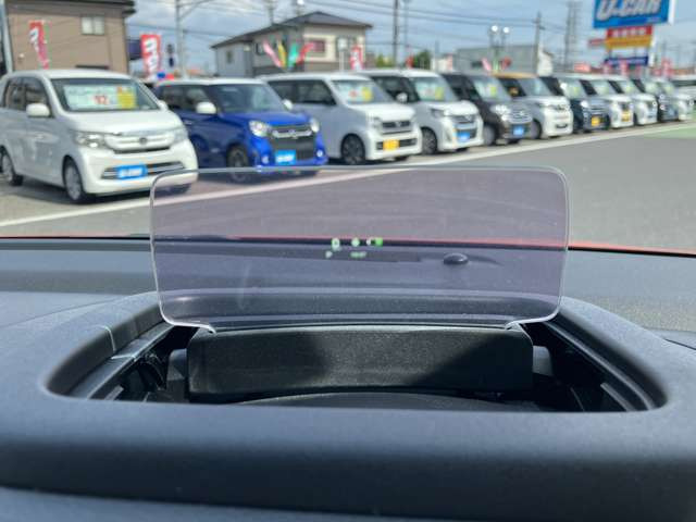 視線を変えずにスピードなど車両情報が確認できるヘッドアップディスプレイが付いています♪