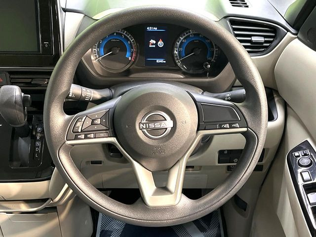 �C���e���A�ɍ��킹���f�U�C���̃X�e�A�����O�́A�^�]�������̂��Ƃ��l���A�^�]���₷���`��A�傫���ł��B�����x�A���ۂɐG���Ă��m���߂��������B