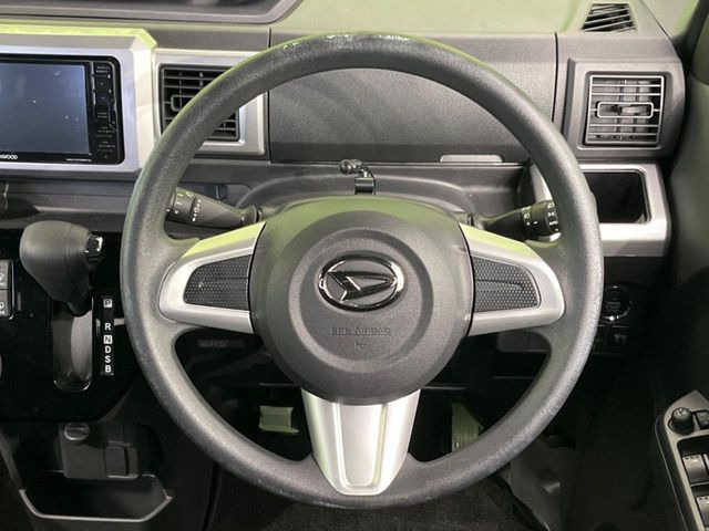 �C���e���A�ɍ��킹���f�U�C���̃X�e�A�����O�́A�^�]�������̂��Ƃ��l���A�^�]���₷���`��A�傫���ł��B�����x�A���ۂɐG���Ă��m���߂��������B