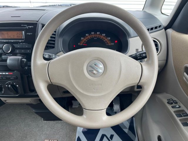 �C���e���A�ɍ��킹���f�U�C���̃X�e�A�����O�́A�^�]�������̂��Ƃ��l���A�^�]���₷���`��A�傫���ł��B�����x�A���ۂɐG���Ă��m���߂��������B