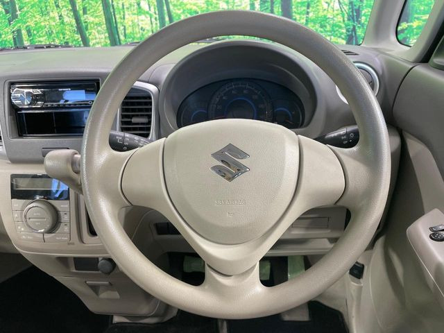 �C���e���A�ɍ��킹���f�U�C���̃X�e�A�����O�́A�^�]�������̂��Ƃ��l���A�^�]���₷���`��A�傫���ł��B�����x�A���ۂɐG���Ă��m���߂��������B
