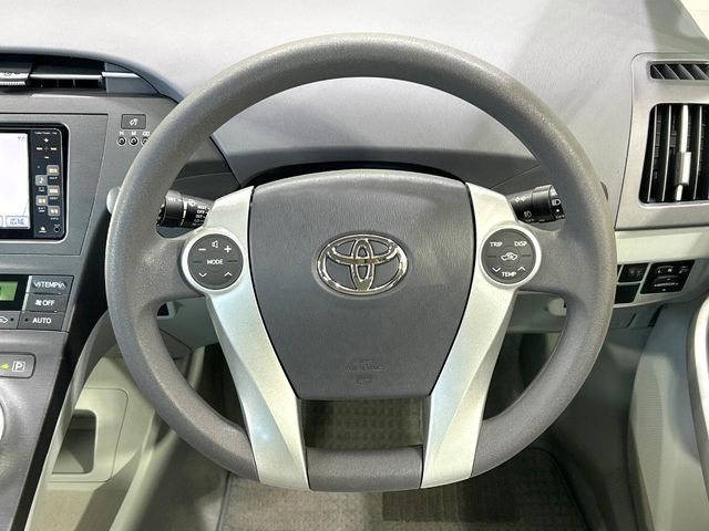 �C���e���A�ɍ��킹���f�U�C���̃X�e�A�����O�́A�^�]�������̂��Ƃ��l���A�^�]���₷���`��A�傫���ł��B�����x�A���ۂɐG���Ă��m���߂��������B