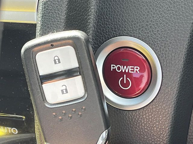 �yHonda�X�}�[�g�L�[�z�J�o����|�P�b�g�ɓ��ꂽ�܂܂ł��h�A�̎{���E�������\�ȃX�}�[�g�L�[�𑕔��B�G���W���̃I���E�I�t�����J�M�����o���K�v����������Ƃ��Ă��֗��ł���