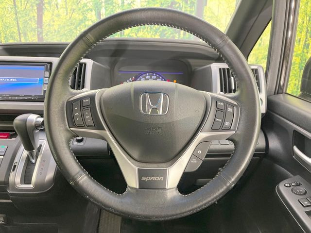 �C���e���A�ɍ��킹���f�U�C���̃X�e�A�����O�́A�^�]�������̂��Ƃ��l���A�^�]���₷���`��A�傫���ł��B�����x�A���ۂɐG���Ă��m���߂��������B