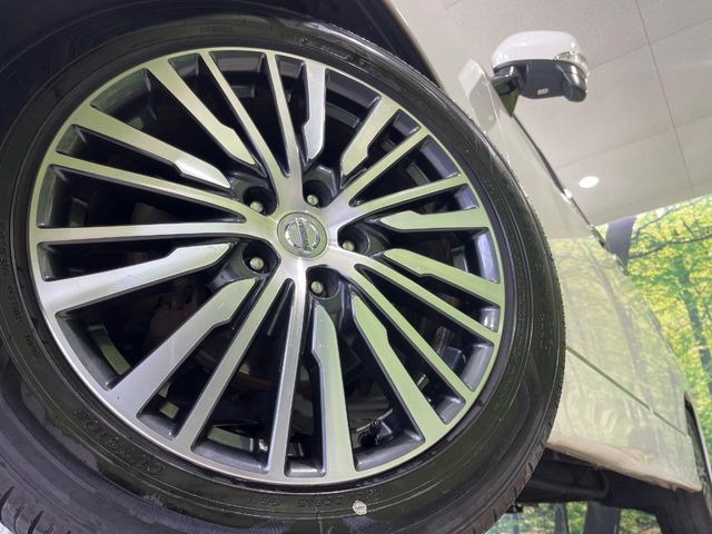 �y����18�C���`�A���~�z�C�[���z�����z�C�[���𑕒��B���s���\�̌���ɉ����A�O�ς����X�^�C���b�V���ɂȂ��Ă��܂��B