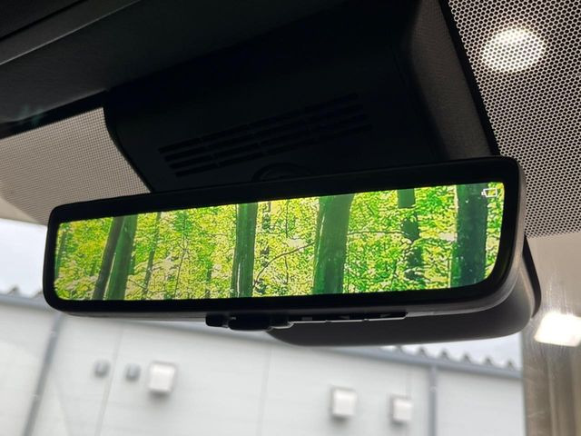 【デジタルインナーミラー】後席の大きな荷物や同乗者で後方が確認しづらい時でも安心!カメラが撮影した車両後方の映像をルームミラー内に表示。クリアな視界で状況の確認が可能です!