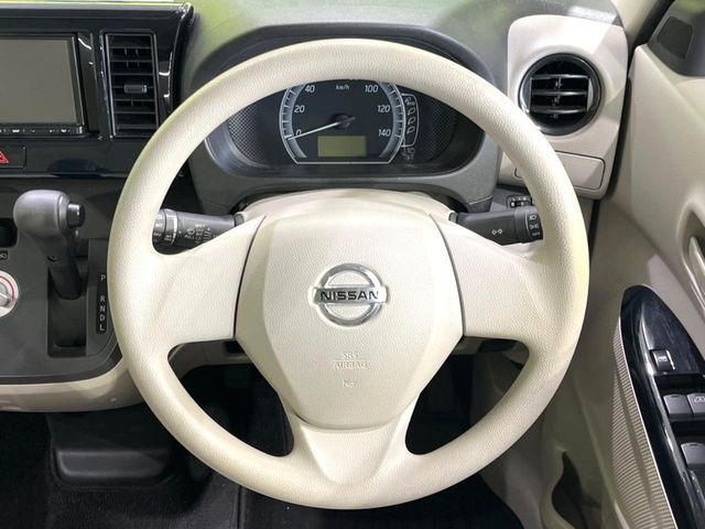 �C���e���A�ɍ��킹���f�U�C���̃X�e�A�����O�́A�^�]�������̂��Ƃ��l���A�^�]���₷���`��A�傫���ł��B�����x�A���ۂɐG���Ă��m���߂��������B