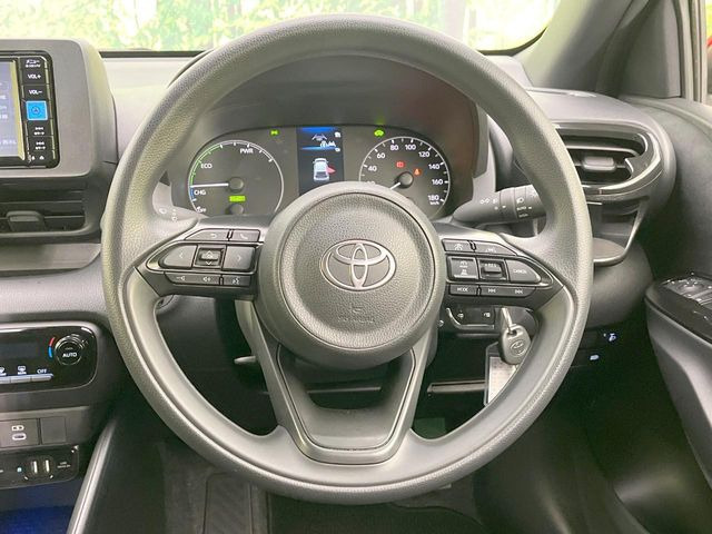 �C���e���A�ɍ��킹���f�U�C���̃X�e�A�����O�́A�^�]�������̂��Ƃ��l���A�^�]���₷���`��A�傫���ł��B�����x�A���ۂɐG���Ă��m���߂��������B