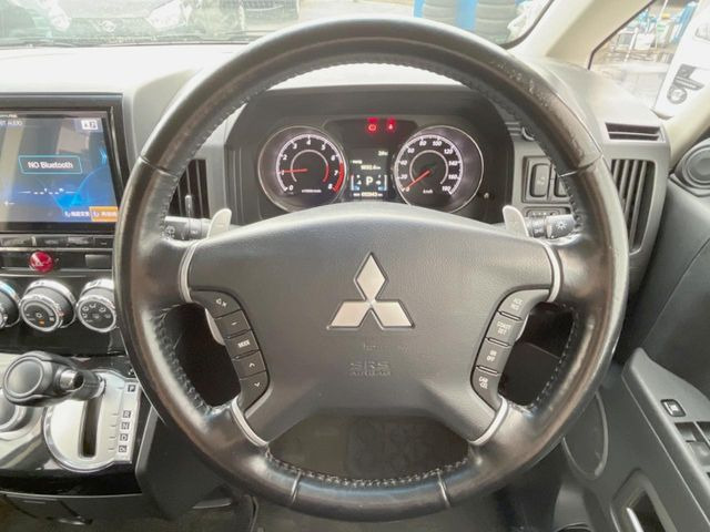 �C���e���A�ɍ��킹���f�U�C���̃X�e�A�����O�́A�^�]�������̂��Ƃ��l���A�^�]���₷���`��A�傫���ł��B�����x�A���ۂɐG���Ă��m���߂��������B