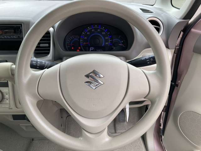 �C���e���A�ɍ��킹���f�U�C���̃X�e�A�����O�́A����₷���^�]���₷���`��A�傫���ł��B�����x�A���ۂɐG���Ă��m���߂���������