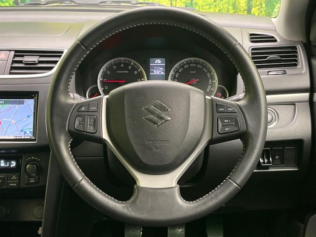 �C���e���A�ɍ��킹���f�U�C���̃X�e�A�����O�́A�^�]�������̂��Ƃ��l���A�^�]���₷���`��A�傫���ł��B�����x�A���ۂɐG���Ă��m���߂��������B