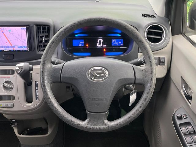 �C���e���A�ɍ��킹���f�U�C���̃X�e�A�����O�́A�^�]�������̂��Ƃ��l���A�^�]���₷���`��A�傫���ł��B�����x�A���ۂɐG���Ă��m���߂��������B