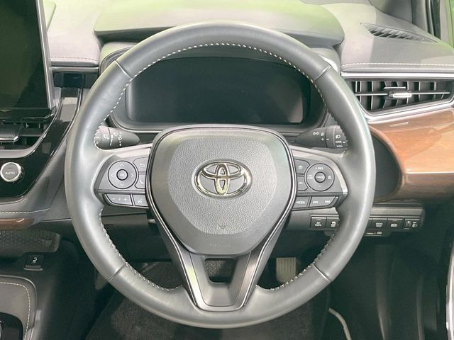 �C���e���A�ɍ��킹���f�U�C���̃X�e�A�����O�́A�^�]�������̂��Ƃ��l���A�^�]���₷���`��A�傫���ł��B�����x�A���ۂɐG���Ă��m���߂��������B
