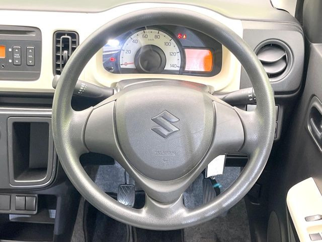 �C���e���A�ɍ��킹���f�U�C���̃X�e�A�����O�́A�^�]�������̂��Ƃ��l���A�^�]���₷���`��A�傫���ł��B�����x�A���ۂɐG���Ă��m���߂��������B