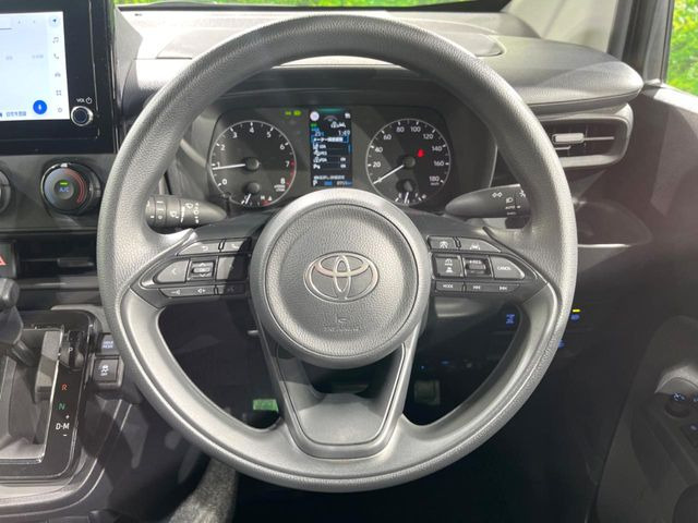 �C���e���A�ɍ��킹���f�U�C���̃X�e�A�����O�́A�^�]�������̂��Ƃ��l���A�^�]���₷���`��A�傫���ł��B�����x�A���ۂɐG���Ă��m���߂��������B