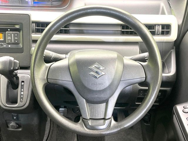 �C���e���A�ɍ��킹���f�U�C���̃X�e�A�����O�́A�^�]�������̂��Ƃ��l���A�^�]���₷���`��A�傫���ł��B�����x�A���ۂɐG���Ă��m���߂��������B