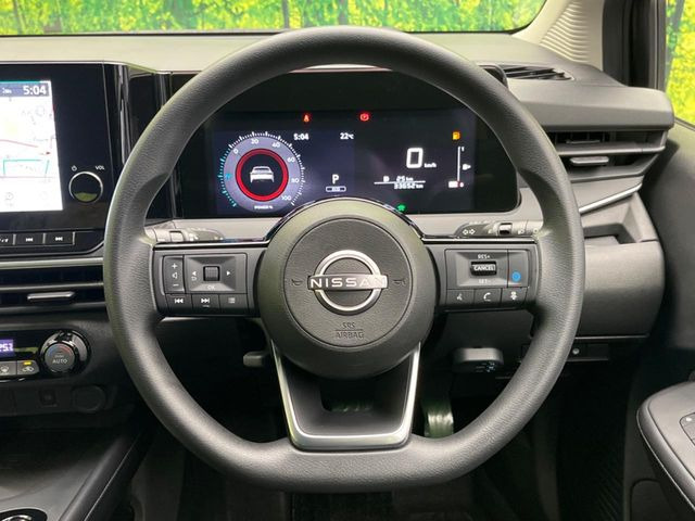 �C���e���A�ɍ��킹���f�U�C���̃X�e�A�����O�́A�^�]�������̂��Ƃ��l���A�^�]���₷���`��A�傫���ł��B�����x�A���ۂɐG���Ă��m���߂��������B