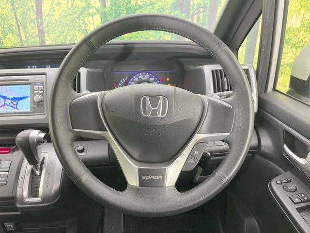 �C���e���A�ɍ��킹���f�U�C���̃X�e�A�����O�́A�^�]�������̂��Ƃ��l���A�^�]���₷���`��A�傫���ł��B�����x�A���ۂɐG���Ă��m���߂��������B