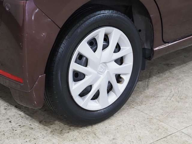 タイヤのホイールの細かいところまでキレイいにしてからお渡しします!