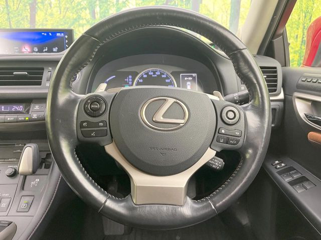 �C���e���A�ɍ��킹���f�U�C���̃X�e�A�����O�́A�^�]�������̂��Ƃ��l���A�^�]���₷���`��A�傫���ł��B�����x�A���ۂɐG���Ă��m���߂��������B