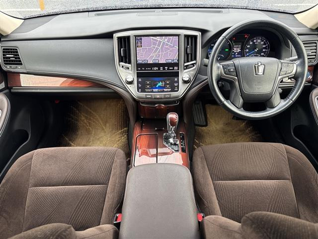 クラウンハイブリッド 2.5 ロイヤルサルーン