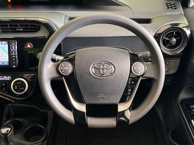 �C���e���A�ɍ��킹���f�U�C���̃X�e�A�����O�́A�^�]�������̂��Ƃ��l���A�^�]���₷���`��A�傫���ł��B�����x�A���ۂɐG���Ă��m���߂��������B