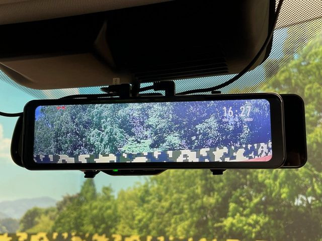 【デジタルルームミラー】後席の大きな荷物や同乗者で後方が確認しづらい時でも安心!カメラが撮影した車両後方の映像をルームミラー内に表示。クリアな視界で状況の確認が可能です!