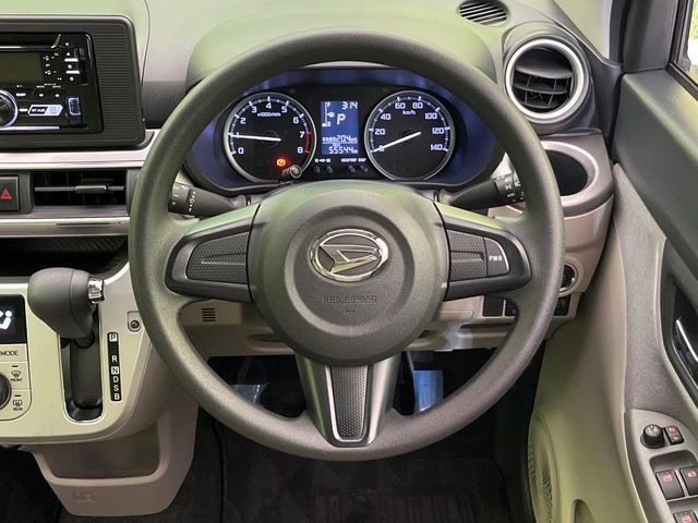 �C���e���A�ɍ��킹���f�U�C���̃X�e�A�����O�́A�^�]�������̂��Ƃ��l���A�^�]���₷���`��A�傫���ł��B�����x�A���ۂɐG���Ă��m���߂��������B