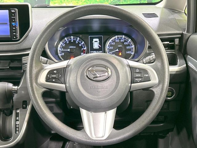 �C���e���A�ɍ��킹���f�U�C���̃X�e�A�����O�́A�^�]�������̂��Ƃ��l���A�^�]���₷���`��A�傫���ł��B�����x�A���ۂɐG���Ă��m���߂��������B