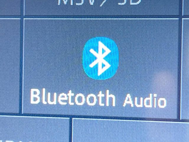 ��Bluetooth:���莝���̃X�}�[�g�t�H���ȂǂƐڑ����A�n���Y�t���[�ʘb��Տꊴ����~���[�W�b�N�Đ������y���݂��������܂��B�����ڑ��ł��̂Ŕς킵��������܂����