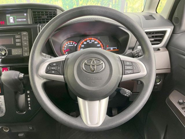 �C���e���A�ɍ��킹���f�U�C���̃X�e�A�����O�́A�^�]�������̂��Ƃ��l���A�^�]���₷���`��A�傫���ł��B�����x�A���ۂɐG���Ă��m���߂��������B
