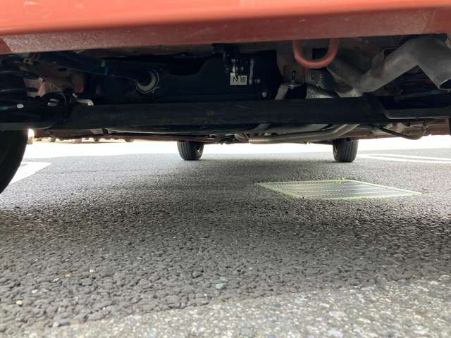 下廻りもとてもキレイな状態です、長くお乗り頂けるよう弊社はサビ腐食のない車両を厳選仕入れしています!