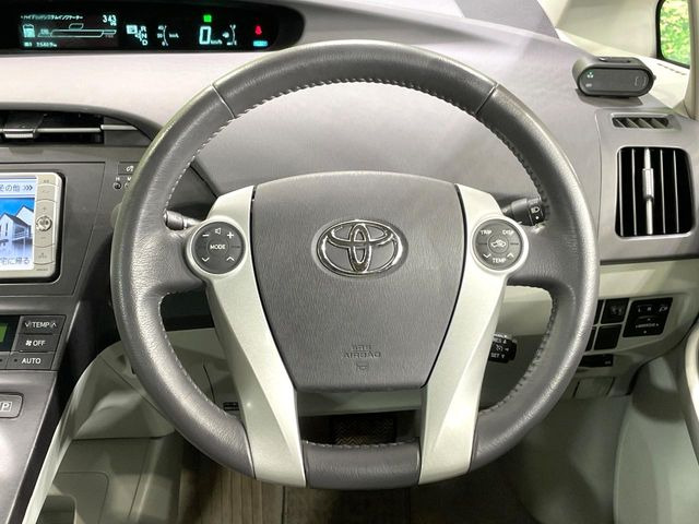�C���e���A�ɍ��킹���f�U�C���̃X�e�A�����O�́A�^�]�������̂��Ƃ��l���A�^�]���₷���`��A�傫���ł��B�����x�A���ۂɐG���Ă��m���߂��������B