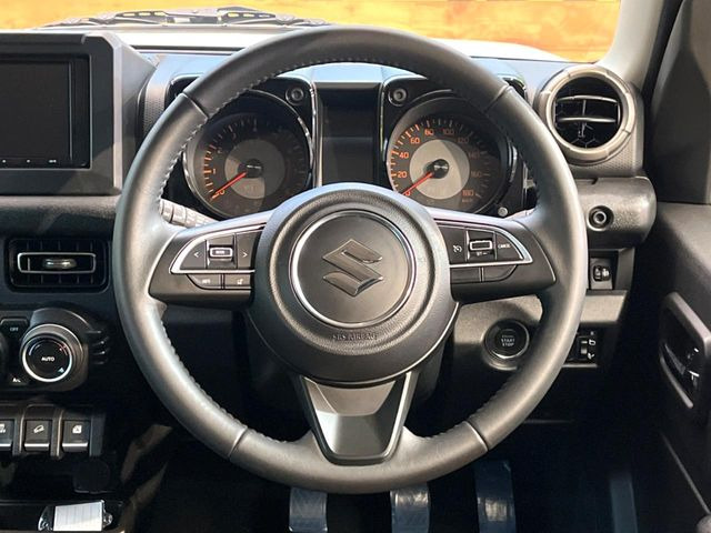 �C���e���A�ɍ��킹���f�U�C���̃X�e�A�����O�́A�^�]�������̂��Ƃ��l���A�^�]���₷���`��A�傫���ł��B�����x�A���ۂɐG���Ă��m���߂��������B