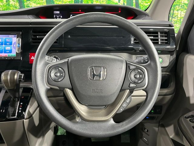 �C���e���A�ɍ��킹���f�U�C���̃X�e�A�����O�́A�^�]�������̂��Ƃ��l���A�^�]���₷���`��A�傫���ł��B�����x�A���ۂɐG���Ă��m���߂��������B