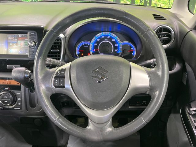 �C���e���A�ɍ��킹���f�U�C���̃X�e�A�����O�́A�^�]�������̂��Ƃ��l���A�^�]���₷���`��A�傫���ł��B�����x�A���ۂɐG���Ă��m���߂��������B