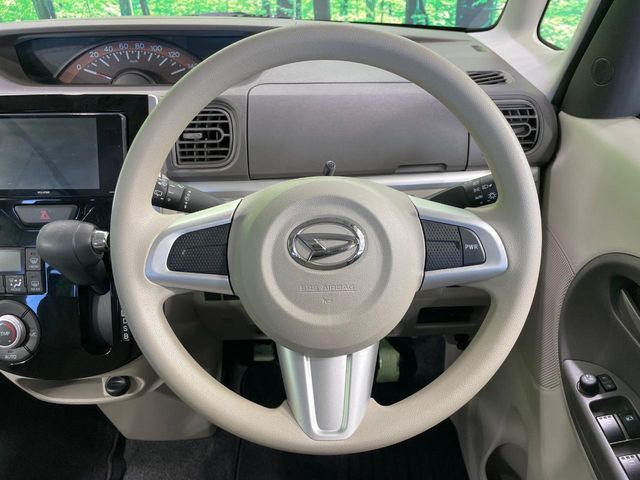 �C���e���A�ɍ��킹���f�U�C���̃X�e�A�����O�́A�^�]�������̂��Ƃ��l���A�^�]���₷���`��A�傫���ł��B�����x�A���ۂɐG���Ă��m���߂��������B