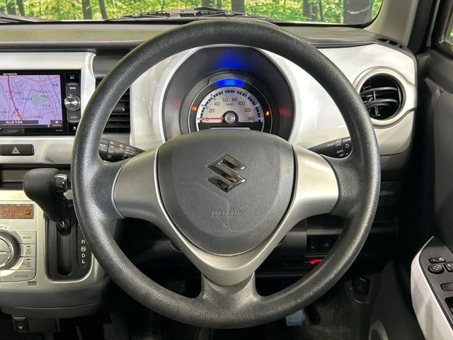 �C���e���A�ɍ��킹���f�U�C���̃X�e�A�����O�́A�^�]�������̂��Ƃ��l���A�^�]���₷���`��A�傫���ł��B�����x�A���ۂɐG���Ă��m���߂��������B