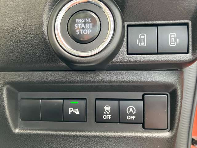 スライドドアの開閉スイッチと安全装備、運転席からアクセスしやすい位置にあります♪