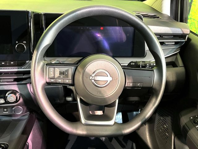 �C���e���A�ɍ��킹���f�U�C���̃X�e�A�����O�́A�^�]�������̂��Ƃ��l���A�^�]���₷���`��A�傫���ł��B�����x�A���ۂɐG���Ă��m���߂��������B