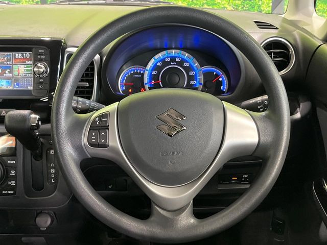 �C���e���A�ɍ��킹���f�U�C���̃X�e�A�����O�́A�^�]�������̂��Ƃ��l���A�^�]���₷���`��A�傫���ł��B�����x�A���ۂɐG���Ă��m���߂��������B