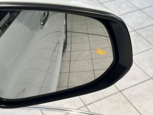 【ブラインドスポットモニター】走行中、ドアミラーの死角になりやすい箇所に後続車が接近するとサイドミラーのレンズに警告を表示!ドライバーに注意喚起をしてくれます。